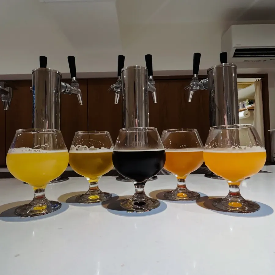タップから注いだ5種類のクラフトビール